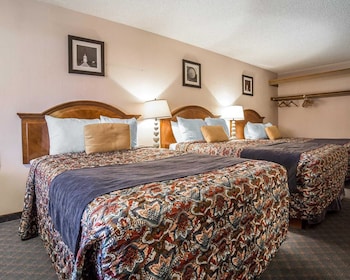 Standard Room, Multiple Beds, Non Smoking (Sitting area)