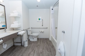 Room, 2 Queen Beds, Accessible, Bathtub