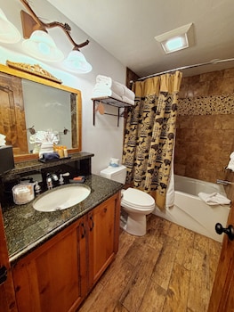 Cottage Master Suite 52
