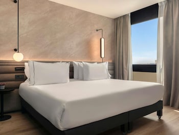 Suite, 1 King Bed with Sofa bed