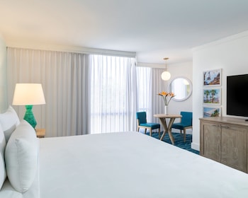 Standard Room, 1 King Bed, Roll-in Shower (Roll-In Shower)