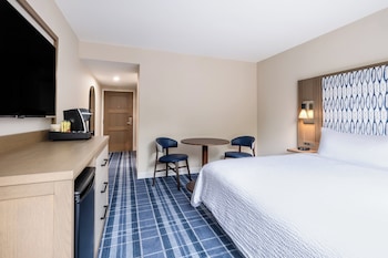 Room, 1 King Bed, Roll-in Shower