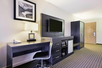 Standard Room (1 King and 1 Queen)