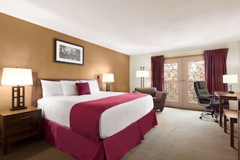 Suite, 1 King Bed w/ Jetted Tub