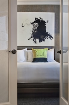 Suite, 1 Bedroom, Balcony (1 King Bed)