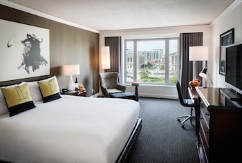 Executive Suite, 1 King Bed (Parkway View Of Fountain)