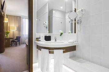 Deluxe Suite, Courtyard View