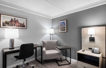 Room, 1 King Bed, Accessible, Non Smoking (Mobility/Hearing, Tub w/ Grab Bars)