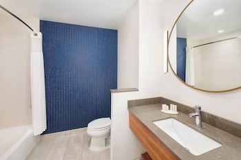 Room, 2 Queen Beds, Roll-in Shower