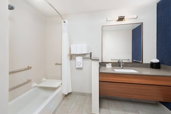 Room, 2 Queen Beds, Roll-in Shower