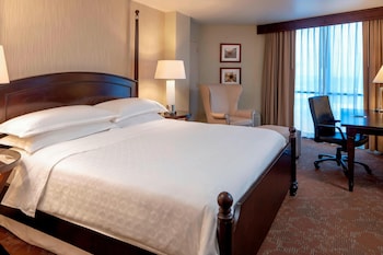 Junior Studio Suite, 1 King Bed with Sofa bed