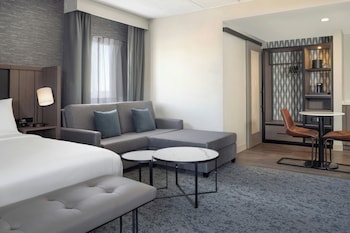 Junior Suite, 1 King Bed with Sofa bed (Hearing Accessible)