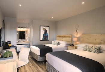 Standard Room, 2 Queen Beds (Traditional Double Queen Room)