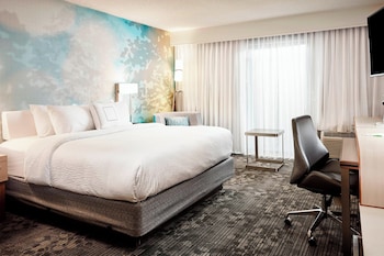 Room, 1 King Bed, Balcony (Mobility/Hearing Access, Roll-in Shwr)