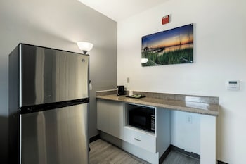 1 King Bed | Suite, Non-Smoking, Micfridge