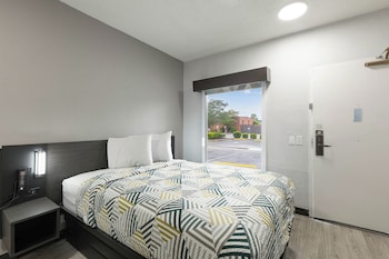 1 Queen Bed | Mobility Accessible Tub, Non-Smoking, Micfridge