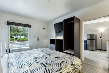 1 King Bed | Suite, Non-Smoking, Micfridge