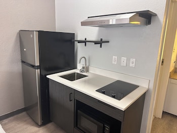 2 Full Beds | Non-Smoking, Kitchen