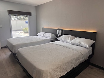 2 Full Beds | Non-Smoking, Kitchen