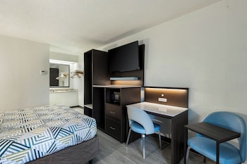 1 King Bed | Non-Smoking, Micfridge