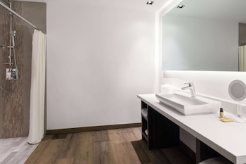 Accessible Room, 1 King Bed