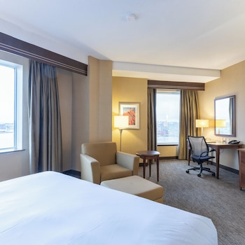 Club Room, 1 King Bed, Non Smoking, Harbor View