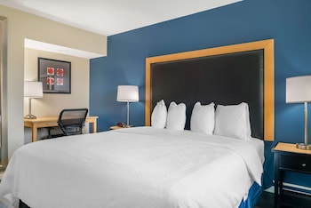 Standard Room, 1 King Bed, Balcony, River View