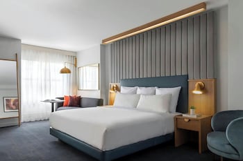 Suite, 1 Bedroom (Mobility/Hearing Access, Roll-in Shwr)