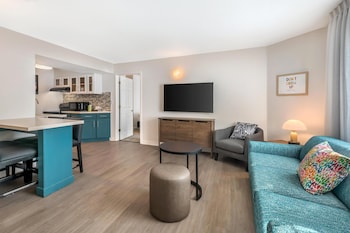 Suite, 1 Queen Bed, Accessible (Mobility Tub One Bedroom)