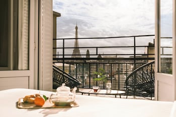 Classic Double Room - Eiffel Tower View
