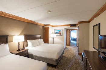 Family Room, Multiple Beds, Lake View