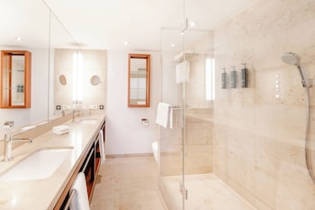 Deluxe Room, 1 King Bed, Lake View