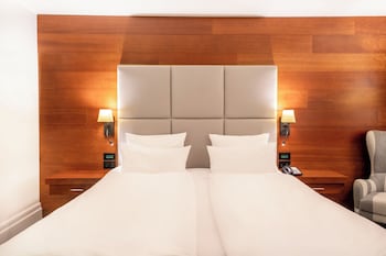 Deluxe Room, 1 King Bed, Lake View