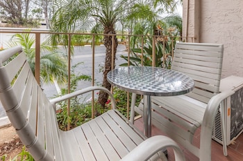 Deluxe Double Room, 2 Queen Beds, Accessible Bathtub, Non Smoking