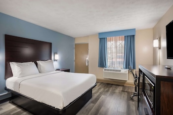 Standard Room, 1 Queen Bed, Non Smoking, Refrigerator & Microwave