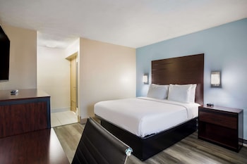 Standard Room, 1 Queen Bed, Non Smoking, Refrigerator & Microwave