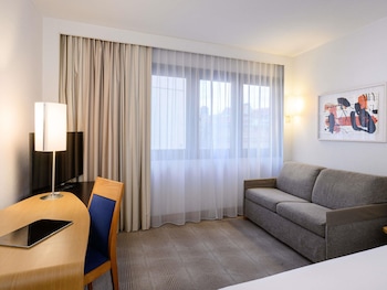 Standard Room with 1 Queen-Size Bed and a Sofa