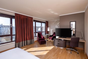 Studio, 1 King Bed, Accessible