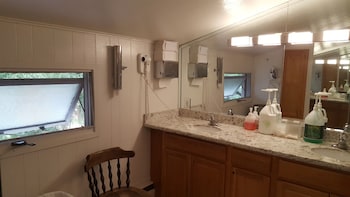 Economy Twin Room, 1 Double Bed (PRIVATE HOSTEL) (SHARED BATHROOM)