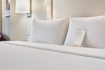 Deluxe Room, 2 Queen Beds (Deluxe - Two Queens)
