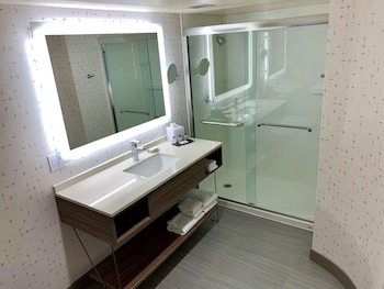 Deluxe Room, 2 Queen Beds (Deluxe - Two Queens)