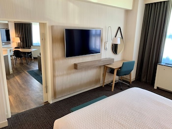 Superior Suite, 1 King Bed (One Bedroom Oakhurst Suite King)
