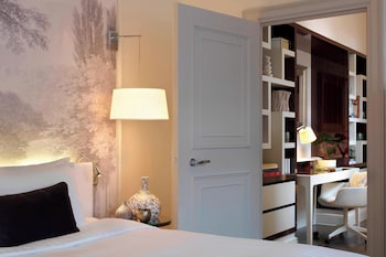Suite, 1 King Bed (Garden View)