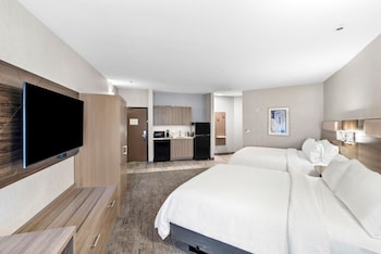 Suite, 2 Queen Beds, Kitchenette