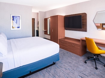 Standard Room, 1 King Bed, Accessible Bathtub (Mobility)
