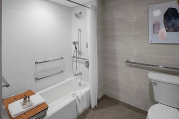 Room, 2 Queen Beds, Ground Floor (Mobility Accessible, Tub)