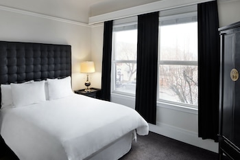 Suite, 1 Queen Bed, Balcony