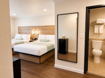 Deluxe Room, 2 Queen Beds, Non Smoking