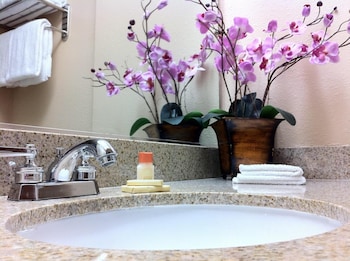 Deluxe Room, 1 King Bed, Accessible Bathtub
