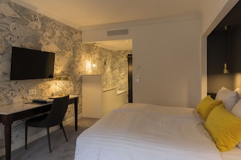 Deluxe Flamingo (view to market place) Double Bed
